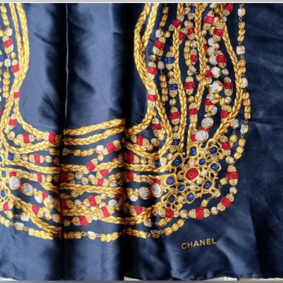 CHANEL Silk scarf
Very good condition
Navy, Silk - Picture 8 of 9